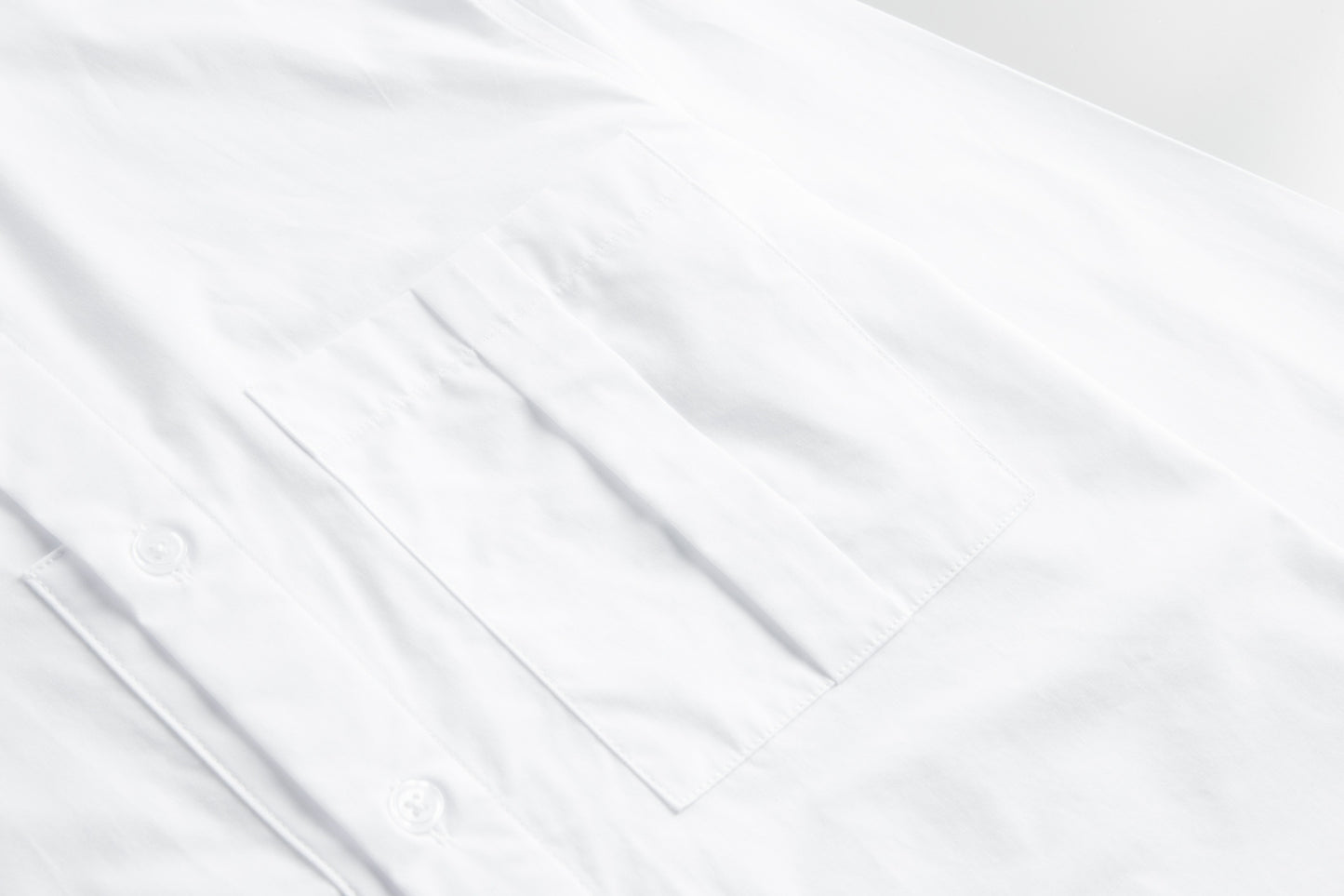 Men's shirt with pocket pleats and ribbon decoration